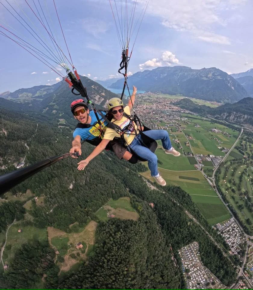 how does traveling build confidence